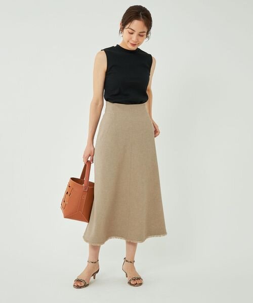 黒のトップスを着た女性