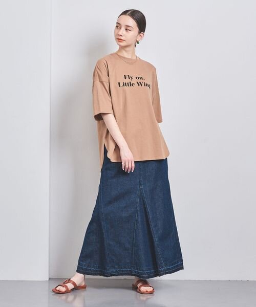デニム素材のマーメイドスカートをはいた女性