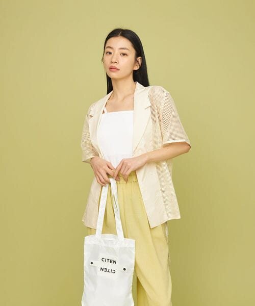 オーバーシャツを着た女性