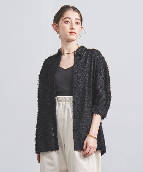 黒のブラウスを着た女性