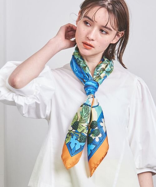 スカーフを巻いた女性