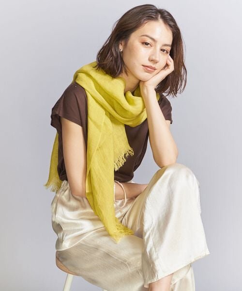 ストールを巻いた女性