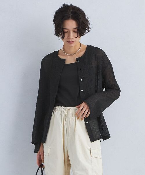 カーディガンを着用している女性