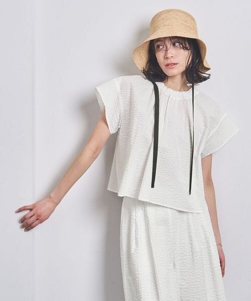 コットン素材の半袖を着ている女性