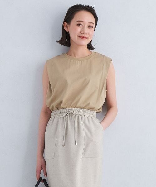 コットン素材のノースリーブを着ている女性