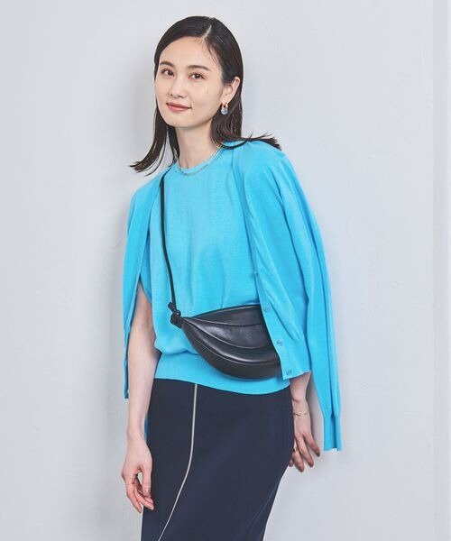 カーディガンを羽織ったコーデ