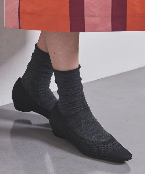 パンプスとソックスのコーデ