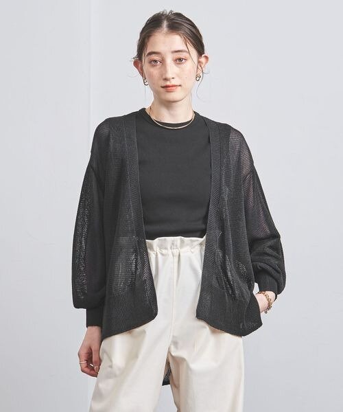 シアーカーディガンを羽織ったコーデ