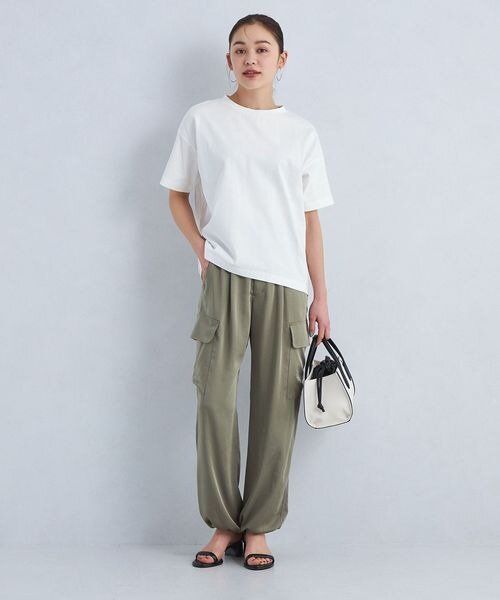 Tシャツとパンツのコーデ