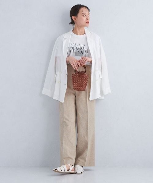 Tシャツにジャケットを羽織ったコーデ