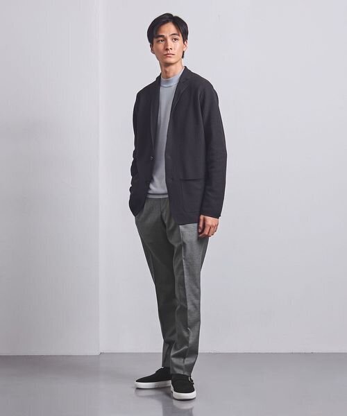 カーディガンを着た男性