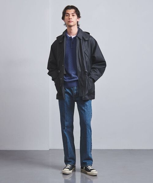 ネイビーのマウンテンパーカーを着た男性