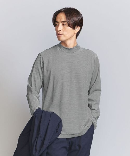 モックネックのTシャツ