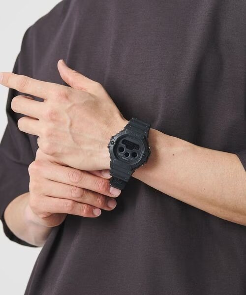 腕時計をつけた男性の手元