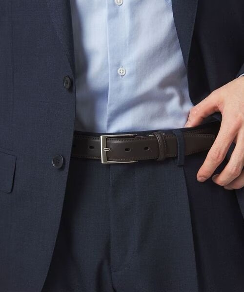 スーツを着た男性の腰元