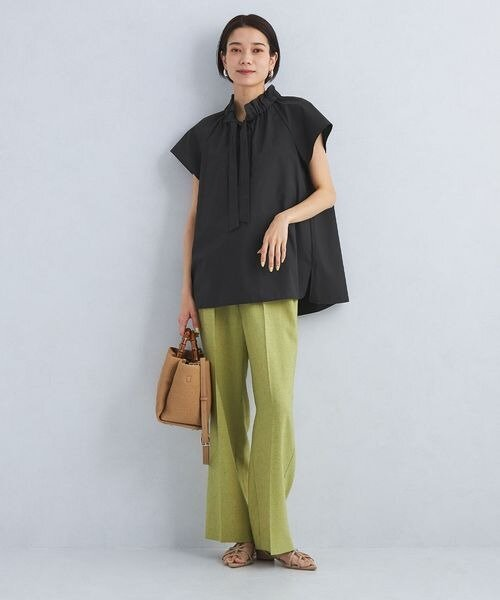 黒のシャツを着た女性