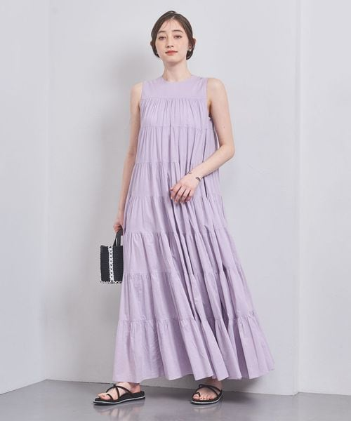 ノースリーブワンピースの女性