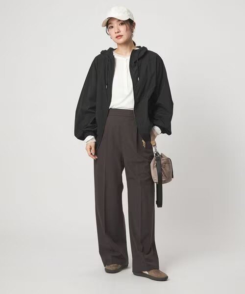 はっ水ブルゾンを着た女性