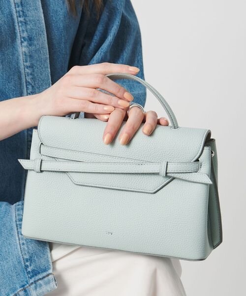 ライトブルーのハンドバッグ