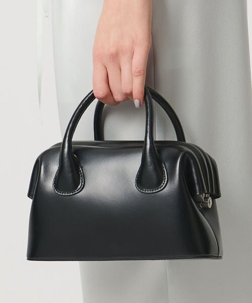 艶のある黒のハンドバッグ