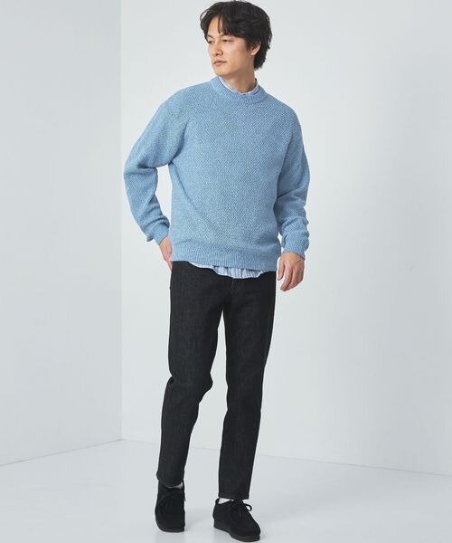 同系色のレイヤードスタイルの男性