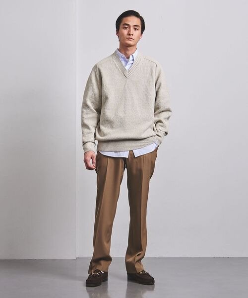 シャツとニットを着た男性