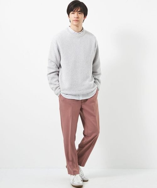 ニットとピンクのパンツを着た男性