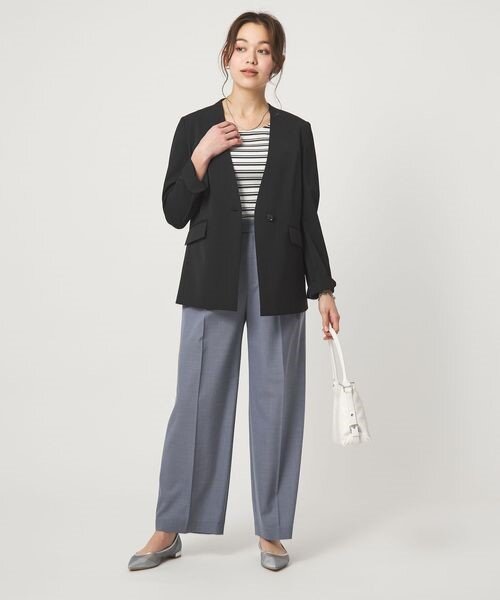 黒ジャケット×センタープレス入りパンツのコーデ