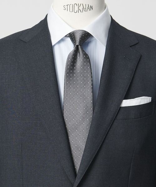 TVフォールドで挿した白チーフ　https://store.united-arrows.co.jp/brand/glr/item/3100026S0489?clr_id=101