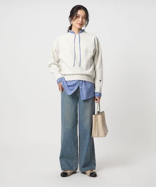 プレッピースタイルの女性