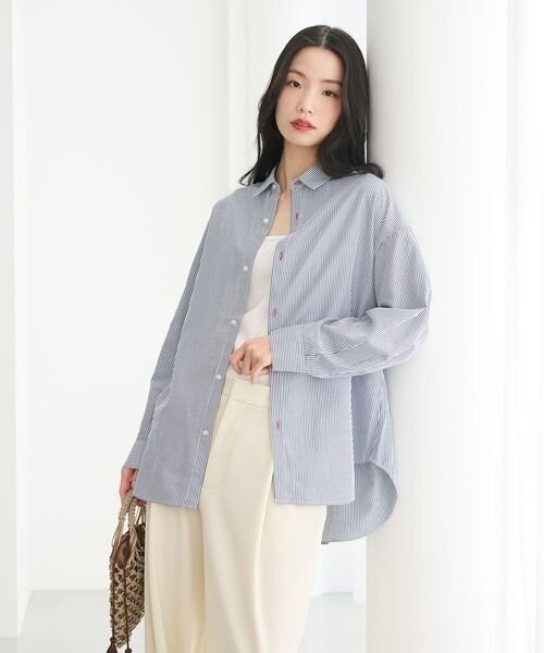 細いラインのストライプシャツを着た女性