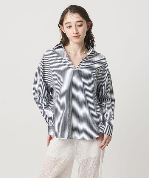 太めのラインのストライプシャツを着た女性