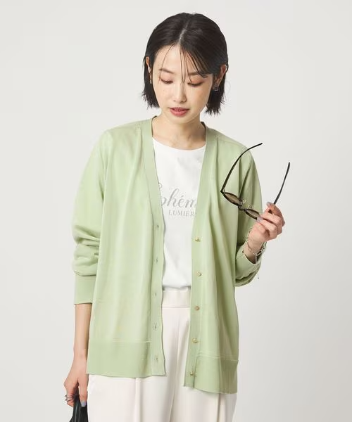 半袖にカーディガンを羽織った気温25度コーデ