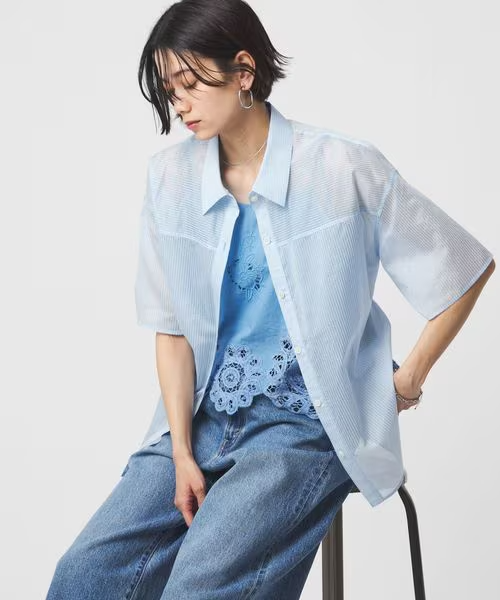 シアーシャツをレイヤードした気温27度の服装