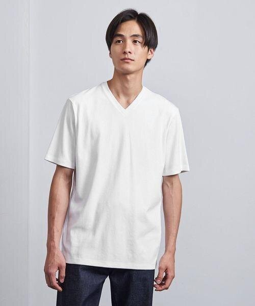 半袖のVネックTシャツを着た男性