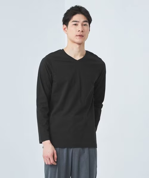 長袖のVネックTシャツを着た男性