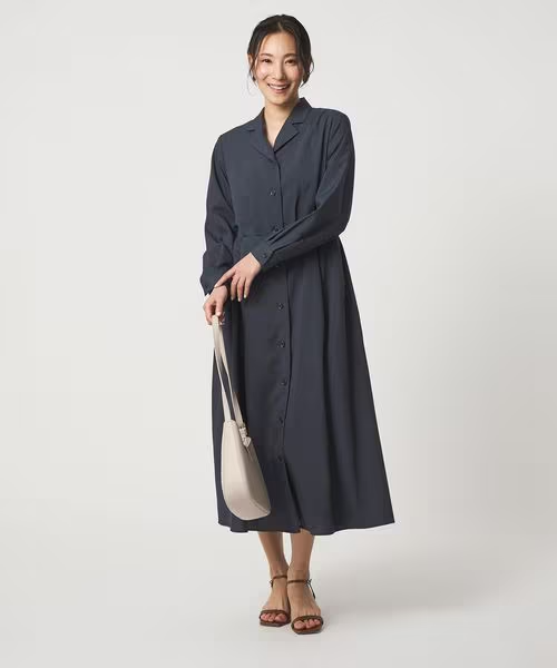 シャツワンピースを1枚で着た女性
