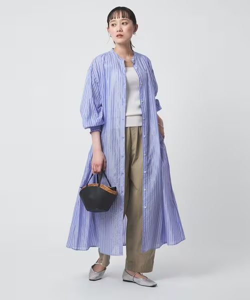 シャツワンピースを羽織った女性