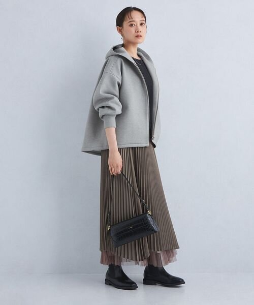 パーカーを着た女性