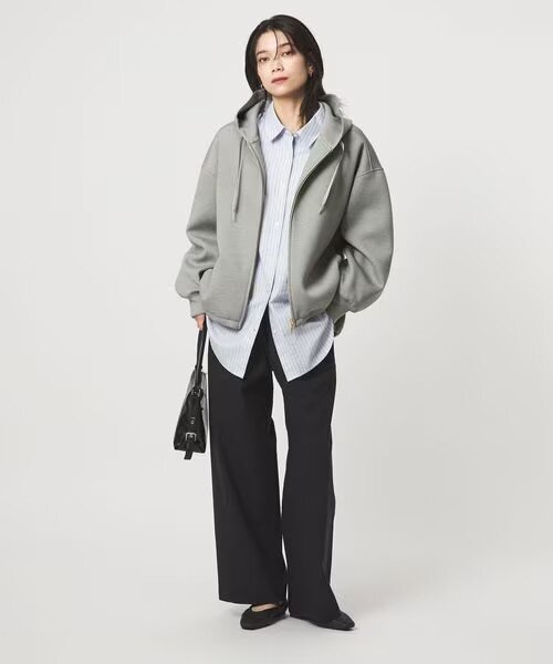 パーカーを着た女性