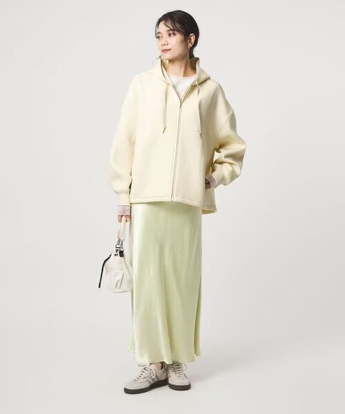 パーカーを着た女性