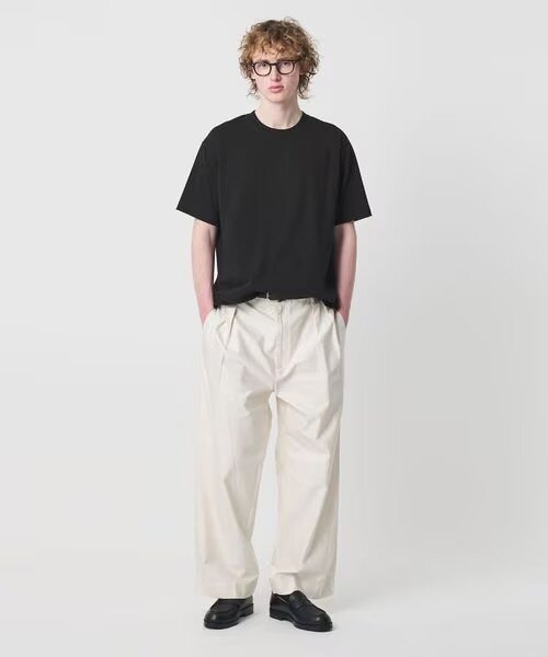 オーバーサイズのTシャツを着た男性