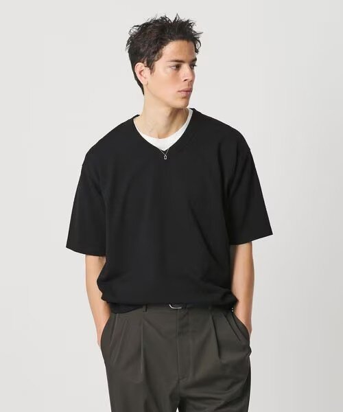 黒のニットを着た男性