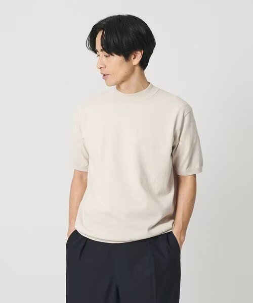 ベージュのニットを着た男性