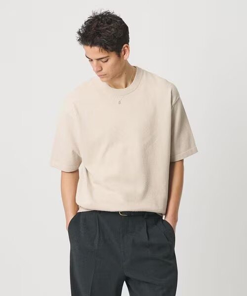 ブークレ生地のTシャツを着た男性