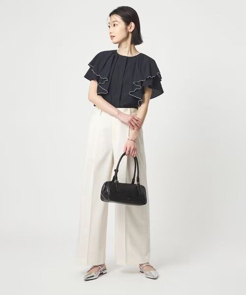 小ぶりのバッグを持った女性