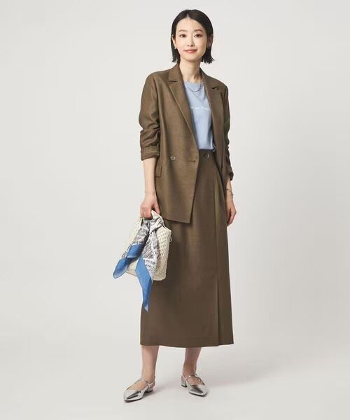 ジャケット×スカートの女性
