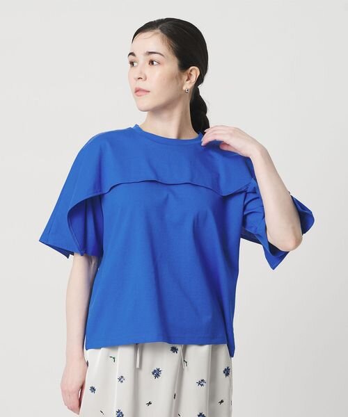 ブルーのトップスを着た女性
