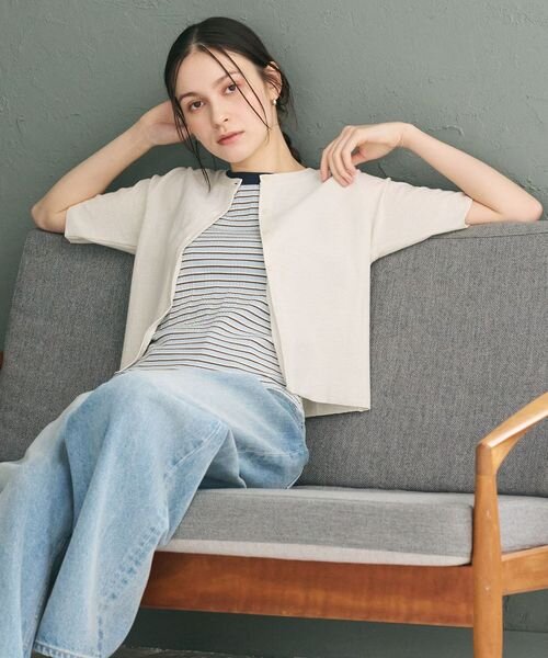 ボーダー柄シャツ×カーディガンを着た女性