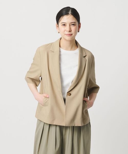 半袖のジャケットを着た女性